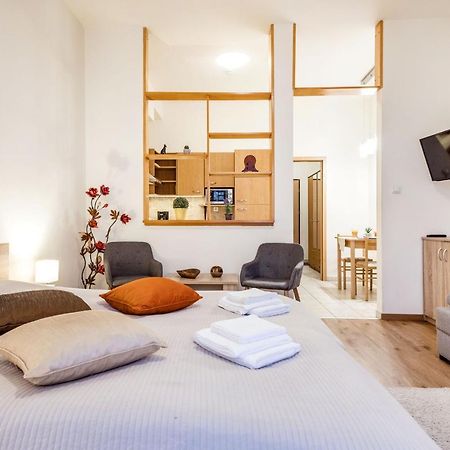 Appartement Downtown Charm With Balcony And Garden View à Budapest Extérieur photo