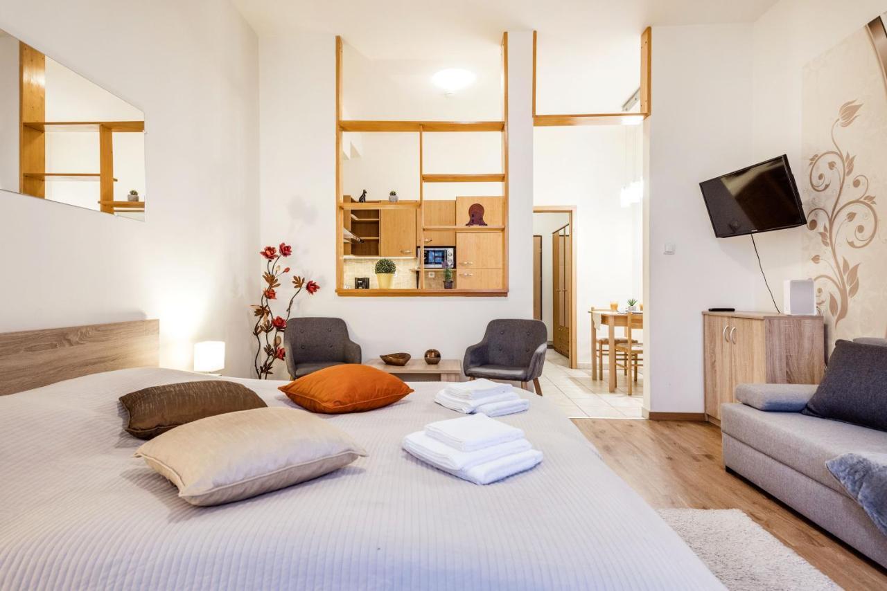 Appartement Downtown Charm With Balcony And Garden View à Budapest Extérieur photo