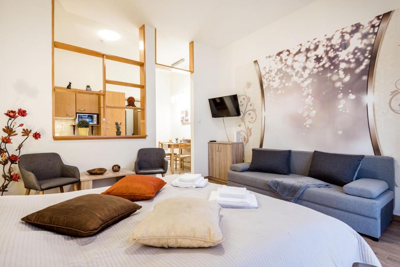 Appartement Downtown Charm With Balcony And Garden View à Budapest Extérieur photo