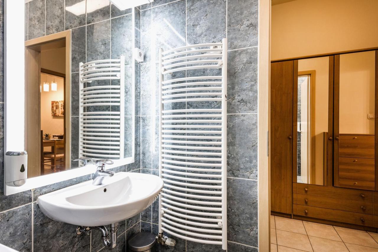 Appartement Downtown Charm With Balcony And Garden View à Budapest Extérieur photo