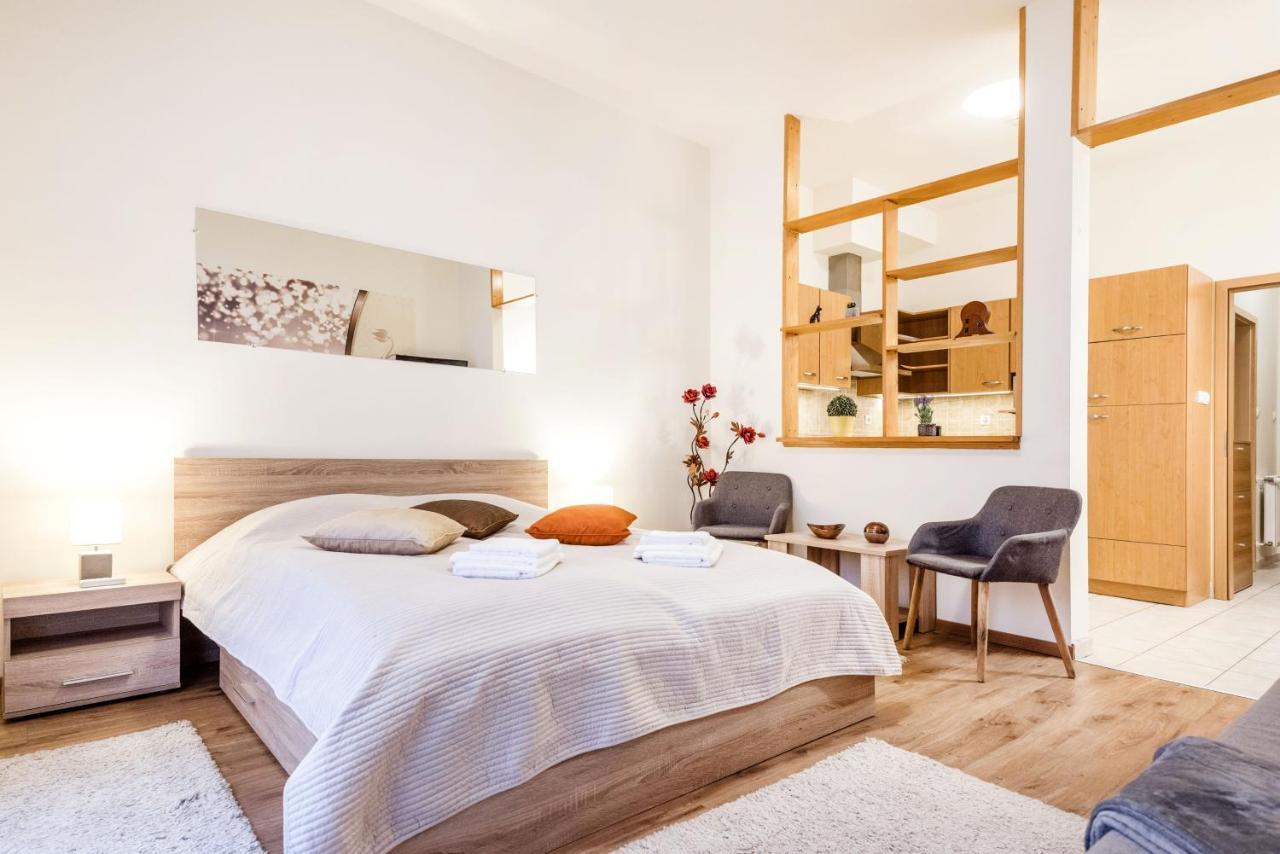 Appartement Downtown Charm With Balcony And Garden View à Budapest Extérieur photo